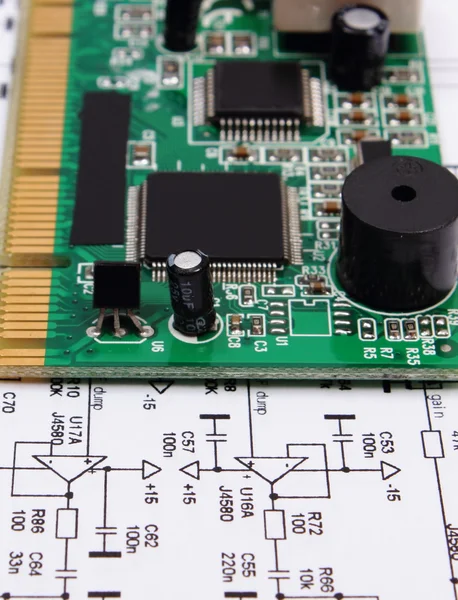 Printplaat liggend op diagram van elektronica, technologie — Stockfoto