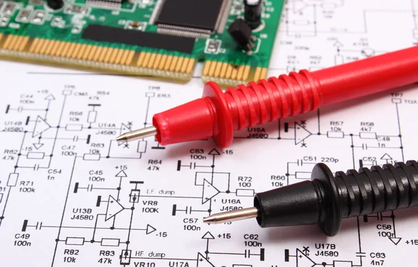 Placa de circuito impreso y cable de multímetro en el diagrama de electrónica — Foto de Stock