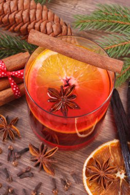 Baharat ve çam dalları ile kış akşamında mulled şarap