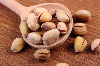 Ahşap masa, sağlıklı kaşık ile fıstık fındık yemek