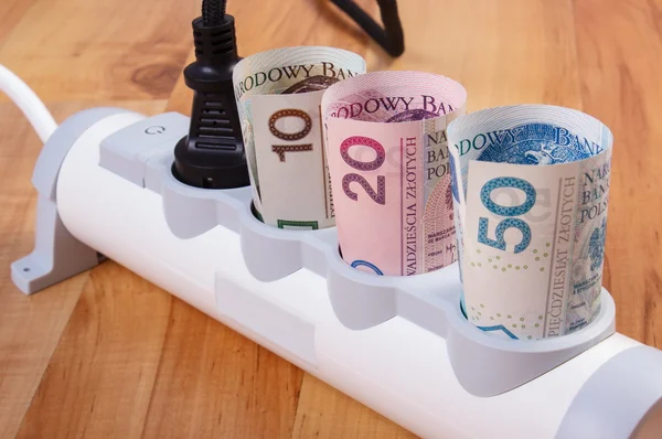 Rolki polskiej waluty pieniędzy w energii elektrycznej taśmy z połączonych wtyczkę, koszty energii — Zdjęcie stockowe