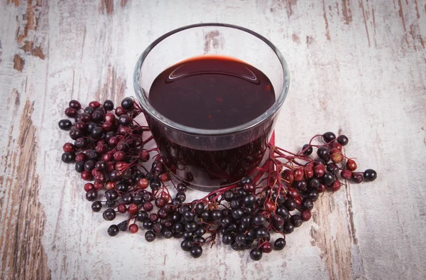 Ramo de saúco fresco con jugo sobre fondo de madera viejo, nutrición saludable —  Fotos de Stock