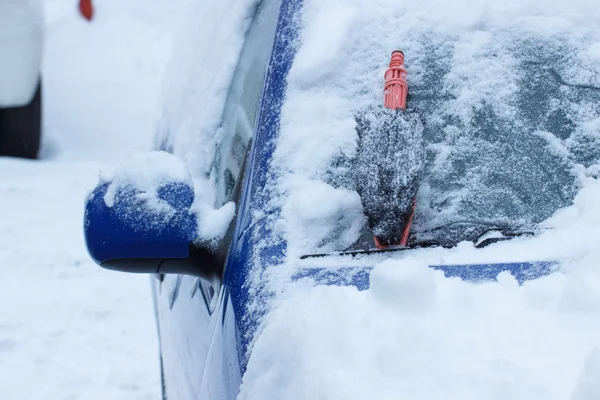 フロント ガラスに雪からの車の洗浄用ブラシ — ストック写真