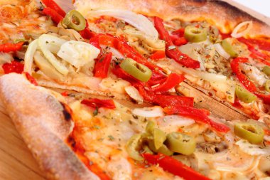 İtalyan vejetaryen pizza ahşap yüzey üzerinde