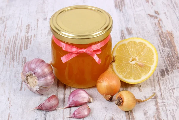 Honey in glass jar, onion, lemon and garlic, healthy nutrition and strengthening immunity — ストック写真