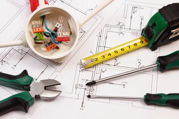 Arbeta verktyg och El-boxen med kablar på konstruktion ritning av huset — Stockfoto