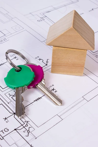 Casa de bloques de madera y llaves en la construcción dibujo de la casa, la construcción de concepto de casa — Foto de Stock