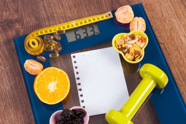 Mezura, tablet, halter, meyve, müsli, zayıflama kavramı ile dijital ölçek