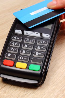 El kadının Nfc teknolojisi, ekonomi kavramı ile temassız kredi kartı ile ödeme