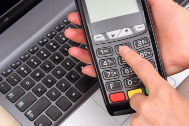 El ödeme terminal kullanarak kadın, kişisel kimlik numarasını girin