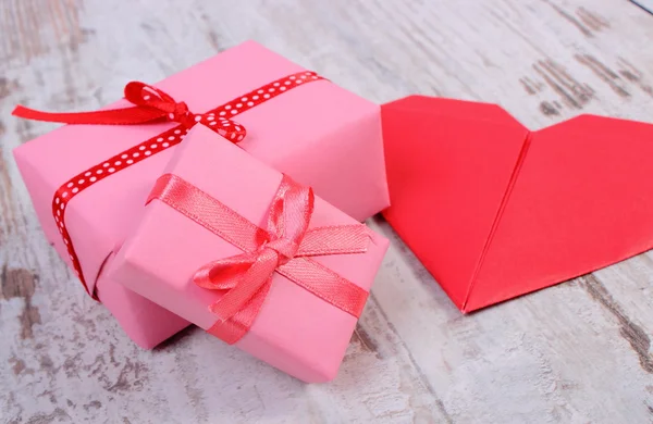 Regalos envueltos para cumpleaños, San Valentín u otra celebración y corazón rojo — Foto de Stock