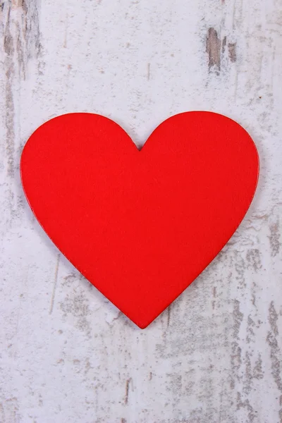 Corazón rojo de San Valentín en la vieja mesa blanca de madera, símbolo del amor — Foto de Stock