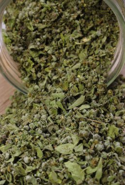 Cam kavanozdan dökülmesini mercanköşk kurumuş. Ahşap arka plan