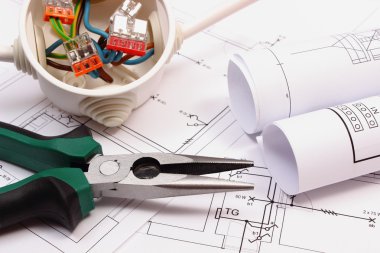 İş araçları, kablolar ve Elektrik İnşaat çizim elektrik kutusu
