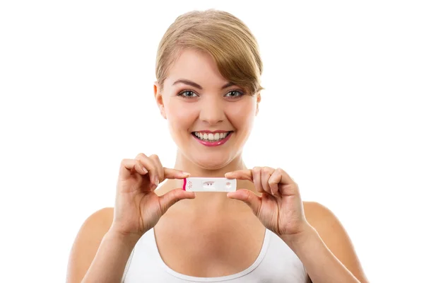 Mutlu kadın gösteren hamilelik testi pozitif sonuç — Stok fotoğraf