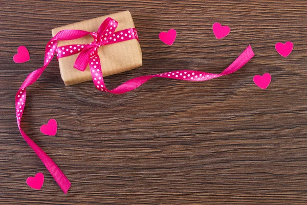 Regalo envuelto con cinta y corazones para el Día de San Valentín, espacio de copia para texto — Foto de Stock