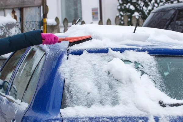 Fırça ve Kaldır kar araç ve ön cam kullanan kadın eli — Stok fotoğraf