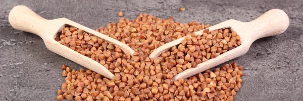 Semole di grano saraceno con cucchiaio su struttura cementizia — Foto Stock