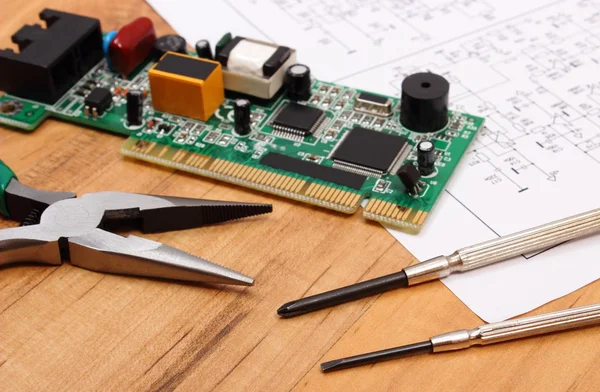 Kretskortet. precisionsverktyg och diagram av elektronik, teknik — Stockfoto