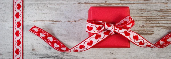 Ingepakte geschenk met rood lint voor Valentines Day — Stockfoto