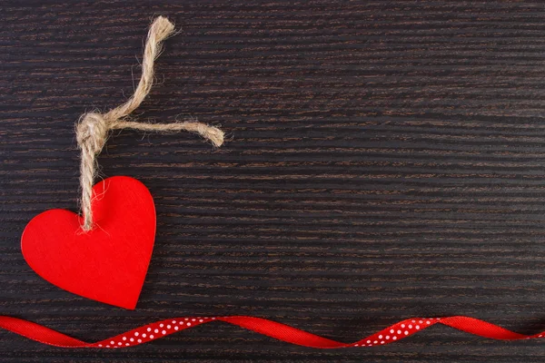 Decoración de corazón de madera roja con cinta para el Día de San Valentín, espacio de copia para texto — Foto de Stock