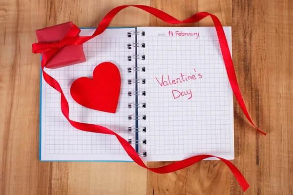 Sevgililer günü yazılı defter, sarılmış hediye ve kalp, Sevgililer için dekorasyon