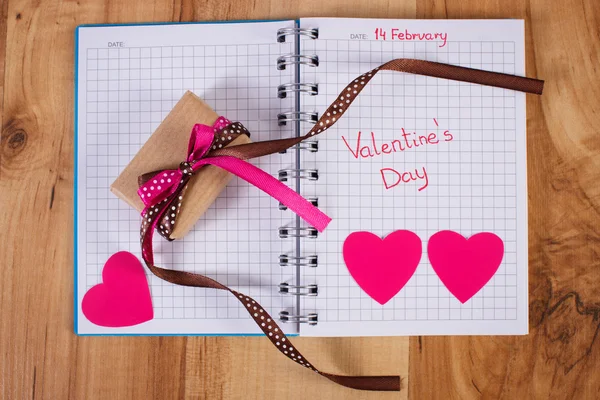 День Святого Валентина, написана в блокноті, загорнуті подарунок і серця, прикраси для Валентина — стокове фото