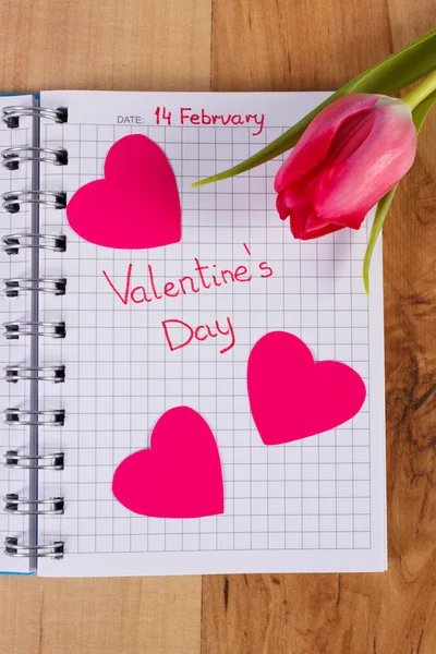 День Святого Валентина, написана в блокнот, свіжі тюльпани і серця, прикраси для Валентина — стокове фото