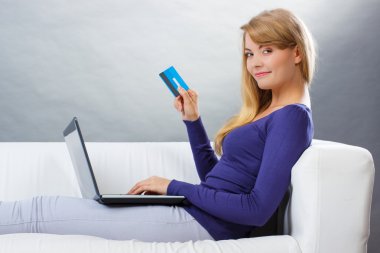 Kadın internet üzerinden online alışveriş için ödeme kredi kartı ile modern teknoloji