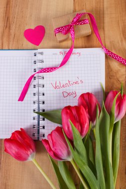 Sevgililer günü defter, taze laleler, sarılmış hediye ve kalp, dekorasyon Sevgililer için yazılmış