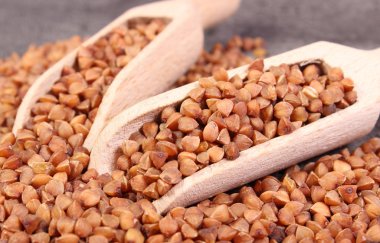 Karabuğday kabuğu çıkarılmış tane kaşık çimento yapısı ile