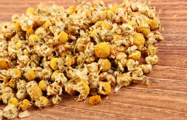 Ahşap masa, alternatif tıp üzerinde kurutulmuş papatya