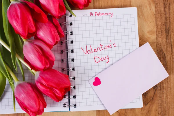 День Святого Валентина, написана в блокноті, свіжі тюльпани, люблю лист і серце, прикраси для Валентина — стокове фото