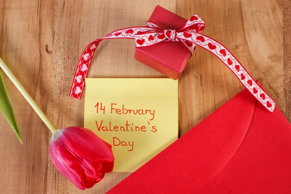 Valentines Day on sheet of paper, tulip, love letter and gift, decoration for Valentines — Φωτογραφία Αρχείου