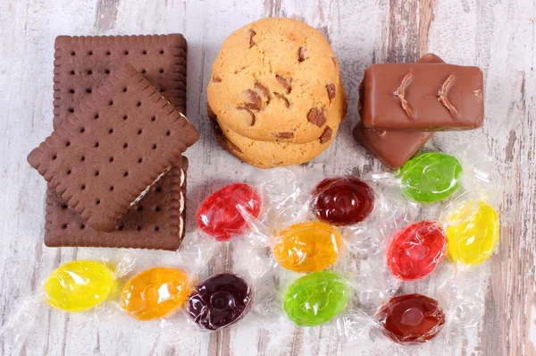 Hoop van kleurrijke snoepjes en koekjes, teveel snoep — Stockfoto