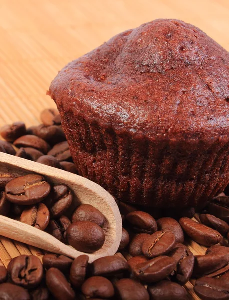 Muffin al cioccolato appena sfornati e chicchi di caffè — Foto Stock