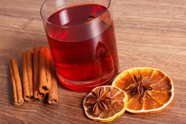 Baharat ile kış akşamında mulled şarap