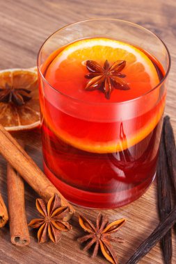 Taze kokulu baharatlar ile kış akşamında mulled şarap