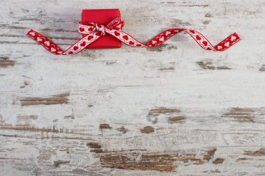 Kırmızı kurdele ile sarılmış hediye Sevgililer günü, kopya alanı metin için