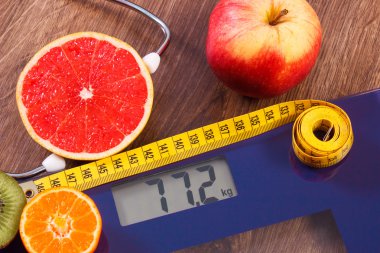 Elektronik banyo Baskülü, santimetre ve taze meyve ile stetoskop, zayıflama ve sağlıklı yaşam