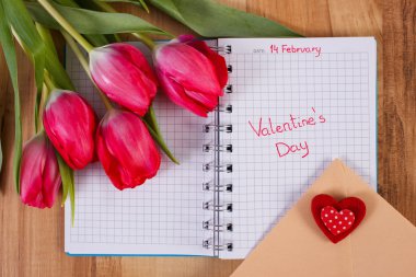 Sevgililer günü, defterde yazılı taze laleler, aşk mektubu ve kalp, Sevgililer için dekorasyon