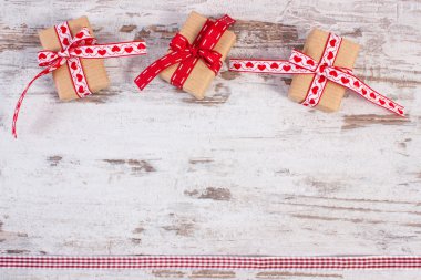 Geri dönüşümlü kağıt sarılı hediyesi Sevgililer ya da diğer kutlama