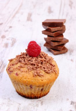 Taze pişmiş kek Ahududu ve ahşap arka plan, lezzetli tatlı çikolata ile