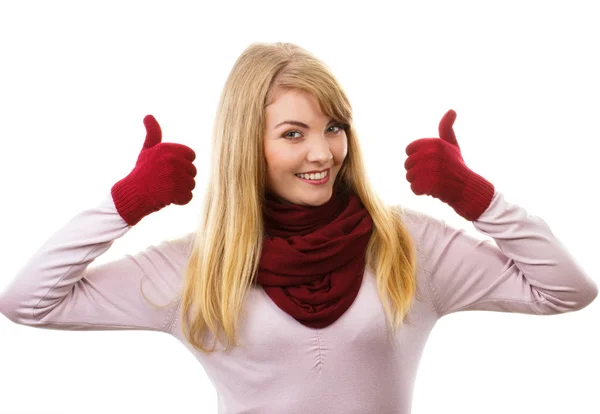 Mujer feliz con guantes de lana mostrando pulgares hacia arriba, emociones positivas — Foto de Stock