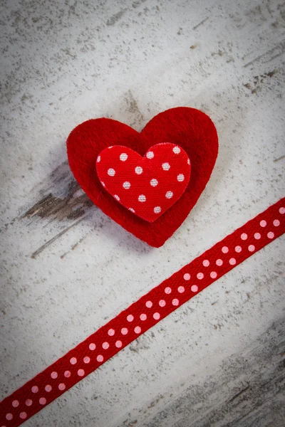 Decoración de corazón rojo con cinta para el Día de San Valentín — Foto de Stock