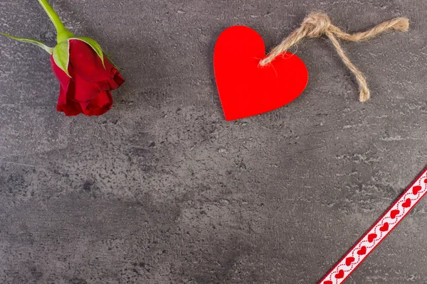 Διακόσμηση από κόκκινη καρδιά και τριαντάφυλλο για ημέρα του Αγίου Βαλεντίνου, αντίγραφο χώρου για το κείμενο — Φωτογραφία Αρχείου