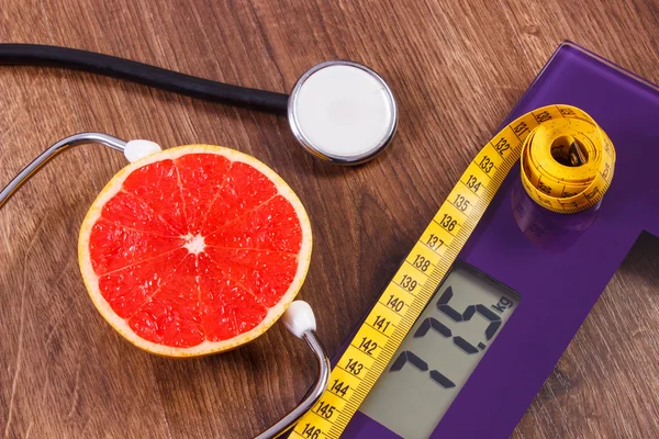 Báscula electrónica de baño, centímetro y pomelo fresco con estetoscopio, adelgazamiento y estilos de vida saludables — Foto de Stock