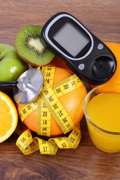 Glucometer, estetoscópio, frutas, suco e centímetro, estilos de vida diabetes e nutrição — Fotografia de Stock