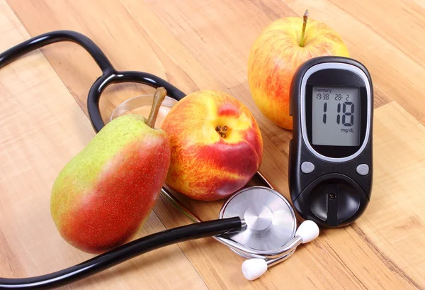 Medidor de glicose com estetoscópio médico e frutas frescas, estilo de vida saudável — Fotografia de Stock