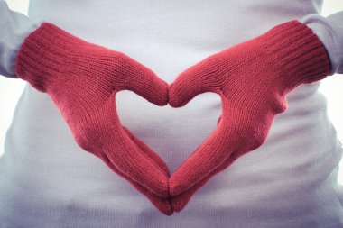 Vintage Fotoğraf, yün eldiven kalp, aşk sembolü şeklinde düzenlenmiş elinde